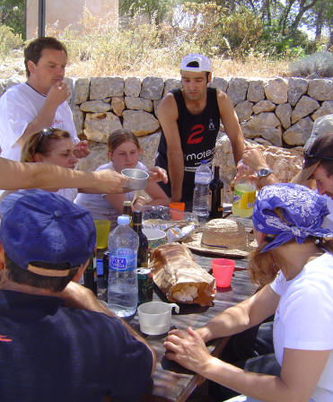  cel.lebrrem el nostre 25 aniversari amb una excursi al Refugi de Muleta; i un cop all frem una ballada popular amb tots els amics i amigues de l'estol
