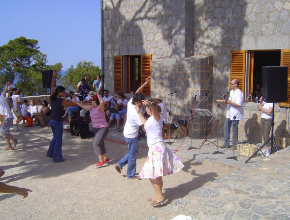  cel.lebrrem el nostre 25 aniversari amb una excursi al Refugi de Muleta; i un cop all frem una ballada popular amb tots els amics i amigues de l'estol
