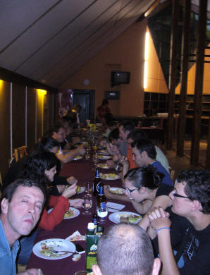 Sopant a l'improvisat hotel-teatre